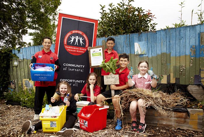 Yarraman Oaks Primary School kids with recycling and Sustainability Award