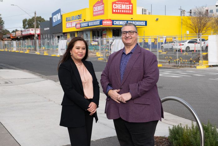 Councillor Spohie Tan and MP Lee Talarmis stand in a Noble Park street.