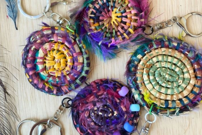 Keyrings with woven raffia.