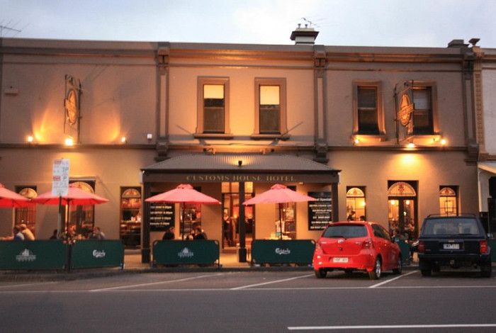 front entry to Customs House Hotel 