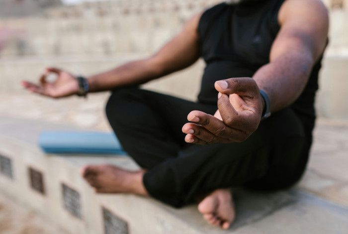 A person sitting with crossed leg 