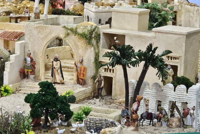 Sculptures of the nativity scene