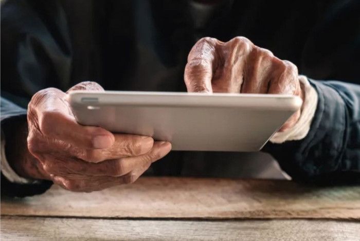 Someone look at an ipad