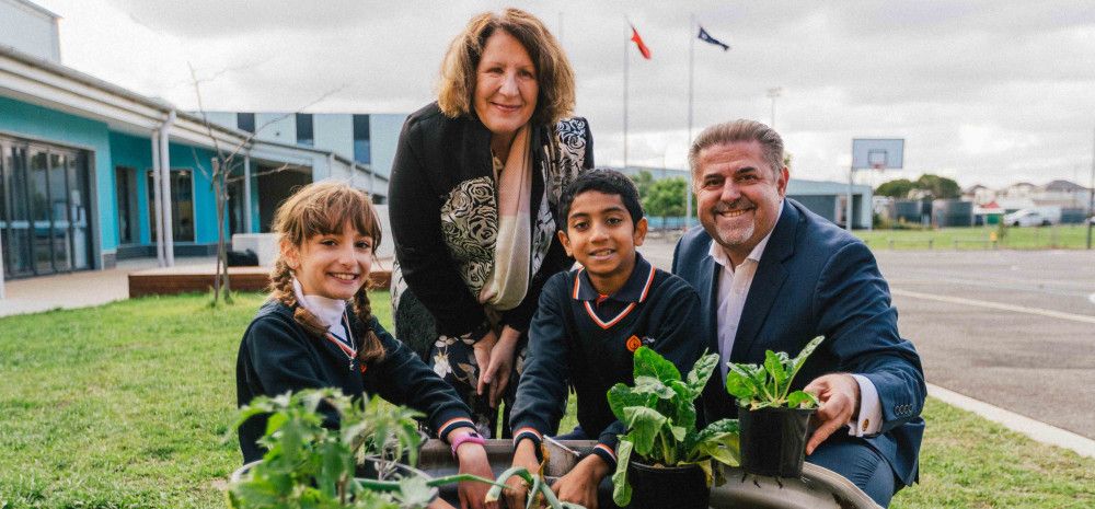 Councillor Rhonda Garad and Mayor Jim Memeti with local school children