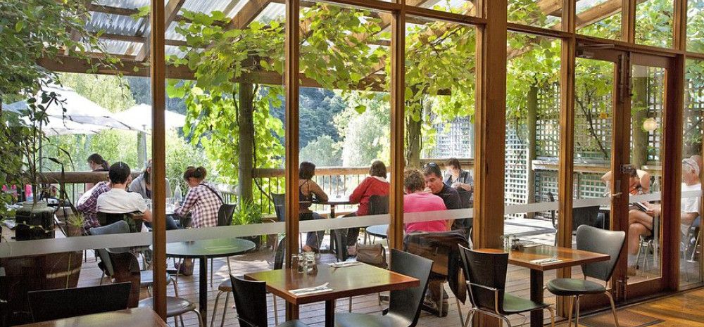 Cafe with people dinning