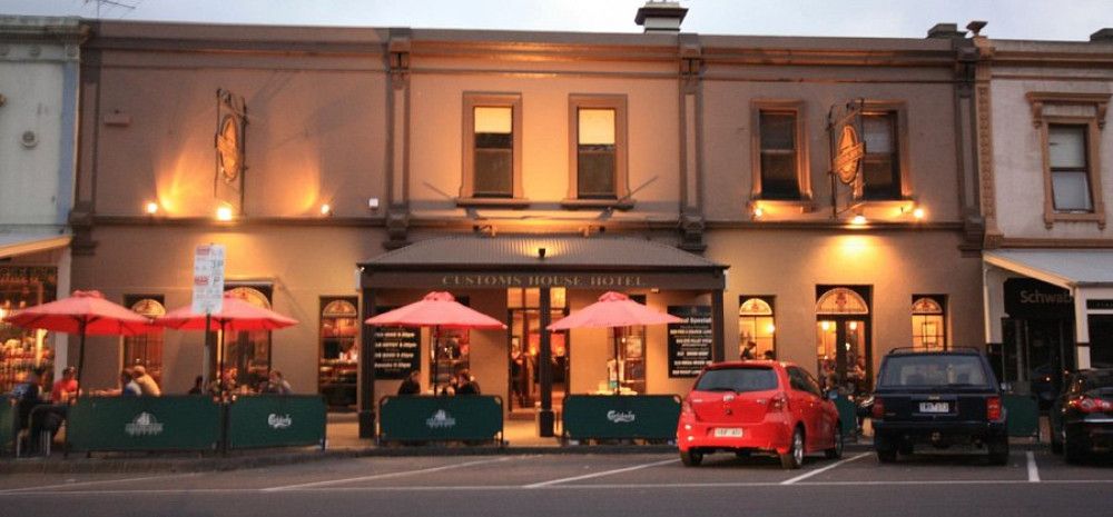 front entry to Customs House Hotel 