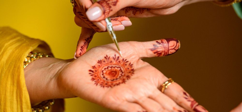Someone got their hand painted with henna.