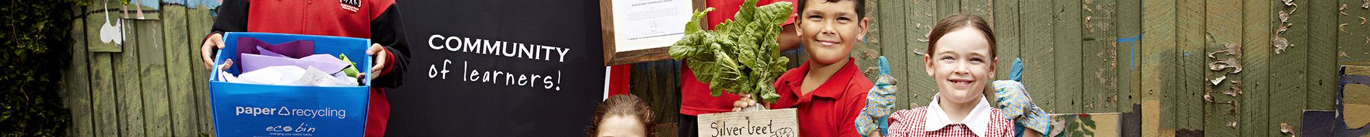 Yarraman Oaks Primary School kids with recycling and Sustainability Award