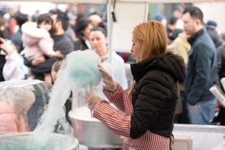 A food vendor serving fairy floss  at Springvale Snow Fest 2022